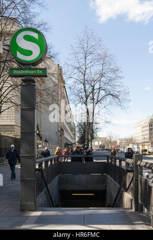 Il viale Unter den Linden Avenue, S-Bahn stazione della metropolitana ingresso al Brandenburger Tor, Berlino, Brandeburgo, Germania Foto Stock