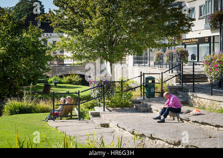 Un posto al sole per i momenti di relax nel centro di Calne Wiltshire, Inghilterra REGNO UNITO Foto Stock