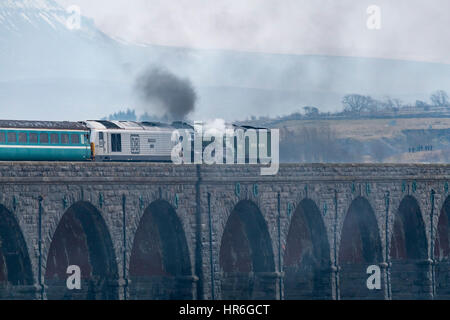 Locomotiva, No. 60163 Tornado, un nuovissimo Peppe A1 pacifico, viaggia attraverso il viadotto Ribblehead con snow-capped Pen-y-Ghent, oltre. Foto Stock