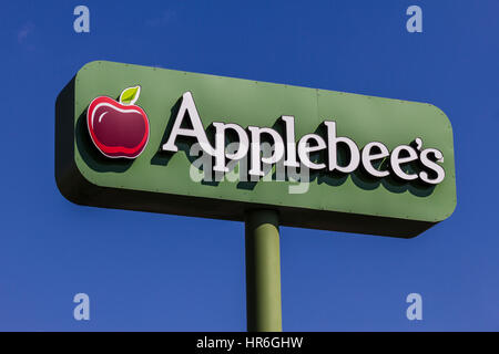 Indianapolis - Circa Febbraio 2017: Applebee's Neighborhood Grill e Bar Ristorante casual. Applebee's è una controllata di DineEquity, Inc. IV Foto Stock