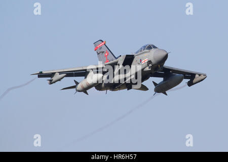 Salendo al di fuori della RAF Coningsby la pista 07 è 41 Squadrons anniversario contrassegnato Tornado GR4. Foto Stock