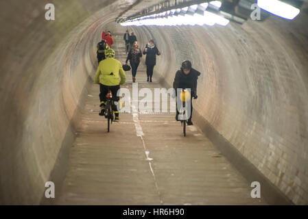 Londra, Regno Unito. Il 27 febbraio, 2017. Vista generale del Greenwich Foot Tunnel. Esso attraversa sotto il fiume Tamigi nella zona est di Londra, collegando Greenwich (Royal Borough of Greenwich) sulla banca del sud con l'Isle of Dogs (London Borough of Tower Hamlets) a nord. È utilizzato da toushands di pendolari, corridori e ciclisti ogni giorno. Credito: Alberto Pezzali/Pacific Press/Alamy Live News Foto Stock