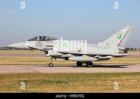 La RAF Typhoon che era il primo jet da missioni volato durante l'operazione Ellamy, nel Regno Unito la distribuzione della campagna libica nel 2011. Foto Stock