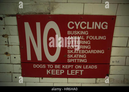 Londra, Regno Unito. Il 27 febbraio, 2017. Vista generale del Greenwich Foot Tunnel. Esso attraversa sotto il fiume Tamigi nella zona est di Londra, collegando Greenwich (Royal Borough of Greenwich) sulla banca del sud con l'Isle of Dogs (London Borough of Tower Hamlets) a nord. È utilizzato da toushands di pendolari, corridori e ciclisti ogni giorno. Credito: Alberto Pezzali/Pacific Press/Alamy Live News Foto Stock