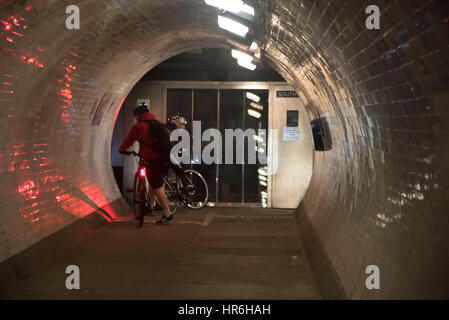 Londra, Regno Unito. Il 27 febbraio, 2017. Vista generale del Greenwich Foot Tunnel. Esso attraversa sotto il fiume Tamigi nella zona est di Londra, collegando Greenwich (Royal Borough of Greenwich) sulla banca del sud con l'Isle of Dogs (London Borough of Tower Hamlets) a nord. È utilizzato da toushands di pendolari, corridori e ciclisti ogni giorno. Credito: Alberto Pezzali/Pacific Press/Alamy Live News Foto Stock