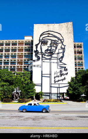 L'Avana, Cuba - Dicembre 11, 2016: Che Guevara contorno in acciaio sul ministero degli Interni a Plaza de la Rivoluzione a l'Avana, Cuba. "Hasta la victoria siem Foto Stock