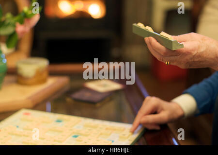 La donna a giocare a scrabble dettaglio Foto Stock