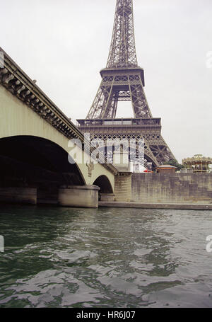 Il Pont d'Iena conduce alla Torre Eiffel attraverso il Fiume Senna. Foto Stock