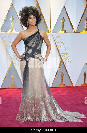 HOLLYWOOD - 26 febbraio: Halle Berry assiste la 89Accademia annuale Premi al Teatro Dolby il 26 febbraio 2017 in Hollywood, la California. Credito: mpi99/MediaPunch Foto Stock
