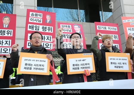 Seoul, Corea del Sud. Il 27 febbraio, 2017. Persone protestano contro la distribuzione di un sistema avanzato di U.S. il sistema di difesa missilistica di fronte alla sede di Lotte in Seoul, Corea del Sud, 27 febbraio 2017. Gruppo di lotte, Corea del Sud il quinto più grande conglomerato, lunedì ha deciso di offrire il suo campo da golf per essere usato come un sito per il terminale ad alta area Altitudine Difesa (THAAD). Credito: Lee Sang-ho/Xinhua/Alamy Live News Foto Stock