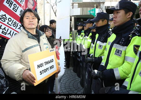 Seoul, Corea del Sud. Il 27 febbraio, 2017. Persone protestano contro la distribuzione di un sistema avanzato di U.S. il sistema di difesa missilistica di fronte alla sede di Lotte in Seoul, Corea del Sud, 27 febbraio 2017. Gruppo di lotte, Corea del Sud il quinto più grande conglomerato, lunedì ha deciso di offrire il suo campo da golf per essere usato come un sito per il terminale ad alta area Altitudine Difesa (THAAD). Credito: Lee Sang-ho/Xinhua/Alamy Live News Foto Stock