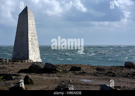 Portland, Regno Unito. Il 27 febbraio, 2017. Regno Unito Meteo. Forte a sud ovest si snoda rendendo il canale inglese off ruvida la costa del Dorset a Portland come le onde della pastella costa del sole. Credito: GIOVANNI GURD MEDIA/Alamy Live News Foto Stock