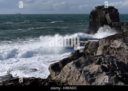 Portland, Regno Unito. Il 27 febbraio, 2017. Regno Unito Meteo. Forte a sud ovest si snoda rendendo il canale inglese off ruvida la costa del Dorset a Portland come le onde della pastella costa del sole. Credito: GIOVANNI GURD MEDIA/Alamy Live News Foto Stock