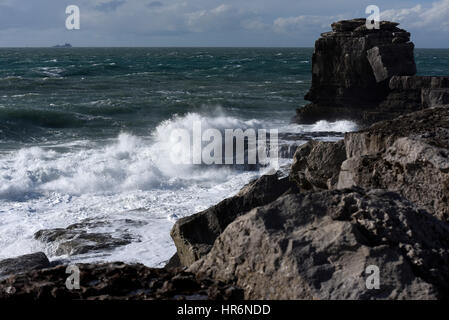 Portland, Regno Unito. Il 27 febbraio, 2017. Regno Unito Meteo. Forte a sud ovest si snoda rendendo il canale inglese off ruvida la costa del Dorset a Portland come le onde della pastella costa del sole. Credito: GIOVANNI GURD MEDIA/Alamy Live News Foto Stock