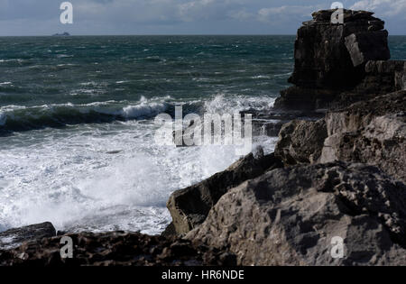 Portland, Regno Unito. Il 27 febbraio, 2017. Regno Unito Meteo. Forte a sud ovest si snoda rendendo il canale inglese off ruvida la costa del Dorset a Portland come le onde della pastella costa del sole. Credito: GIOVANNI GURD MEDIA/Alamy Live News Foto Stock