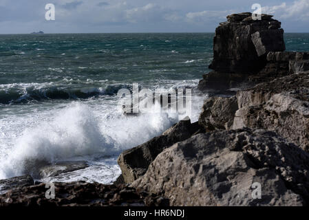 Portland, Regno Unito. Il 27 febbraio, 2017. Regno Unito Meteo. Forte a sud ovest si snoda rendendo il canale inglese off ruvida la costa del Dorset a Portland come le onde della pastella costa del sole. Credito: GIOVANNI GURD MEDIA/Alamy Live News Foto Stock