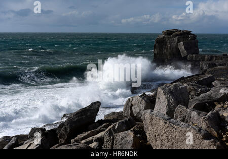 Portland, Regno Unito. Il 27 febbraio, 2017. Regno Unito Meteo. Forte a sud ovest si snoda rendendo il canale inglese off ruvida la costa del Dorset a Portland come le onde della pastella costa del sole. Credito: GIOVANNI GURD MEDIA/Alamy Live News Foto Stock