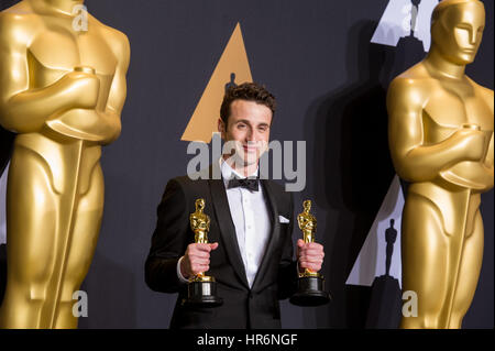 Los Angeles, Stati Uniti d'America. 26 Febbraio, 2017. Justin Hurwitz pone dopo aver vinto il miglior punteggio originale award e la migliore canzone originale Award per "La La terra' in sala stampa dell'ottantanovesimo Academy Awards al Dolby Theatre di Los Angeles, Stati Uniti nel febbraio 26, 2017. Credito: Yang Lei/Xinhua/Alamy Live News Foto Stock