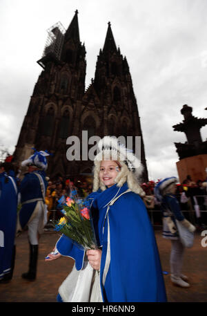 Colonia, Germania. Il 27 febbraio, 2017. Il carnevale dei festaioli celebrare durante il Rose lunedì sfilata di carnevale a Colonia, Germania, il 27 febbraio 2017. Credito: Luo Huanhuan/Xinhua/Alamy Live News Foto Stock