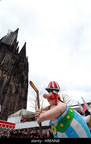 Colonia, Germania. Il 27 febbraio, 2017. Il carnevale dei festaioli celebrare durante il Rose lunedì sfilata di carnevale a Colonia, Germania, il 27 febbraio 2017. Credito: Luo Huanhuan/Xinhua/Alamy Live News Foto Stock