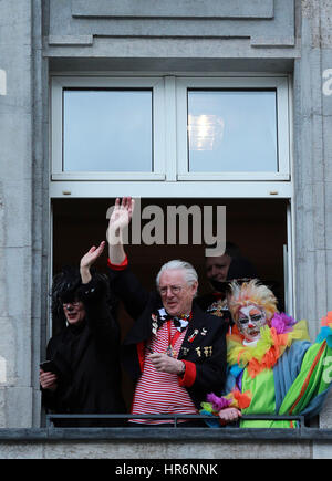 Colonia, Germania. Il 27 febbraio, 2017. Il carnevale dei festaioli guarda la rosa lunedì sfilata di carnevale a Colonia, Germania, il 27 febbraio 2017. Credito: Luo Huanhuan/Xinhua/Alamy Live News Foto Stock