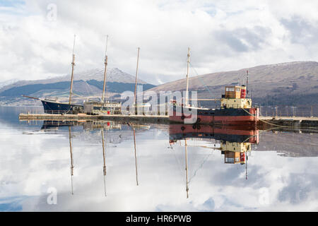 Inveraray, Argyll and Bute, Scotland, Regno Unito. Il 27 febbraio, 2017. Meteo REGNO UNITO - Riflessioni di barche ormeggiate a Inveraray Harbour su ancora un luminoso giorno Credito: Kay Roxby/Alamy Live News Foto Stock