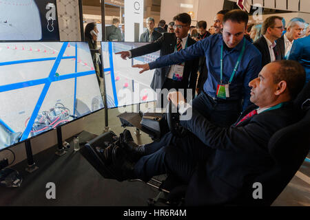 Barcellona, Spagna. Il 27 febbraio, 2017. Un visitatore gode di una Ericsson esperienza virtuale durante il Mobile World Congress wireless mostrano a Barcellona. L annuale Mobile World Congress ospita alcune delle più grandi aziende di comunicazioni, con molti svelando i loro ultimi telefoni e accessori speciali gadget. Credito: Charlie Perez/Alamy Live News Foto Stock