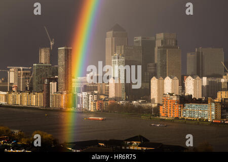 Londra, Regno Unito. Il 27 febbraio, 2017. Regno Unito Meteo: massiccia arcobaleno colorato rompe su Canary Wharf business park di edifici. Credito: Guy Corbishley/Alamy Live News Foto Stock