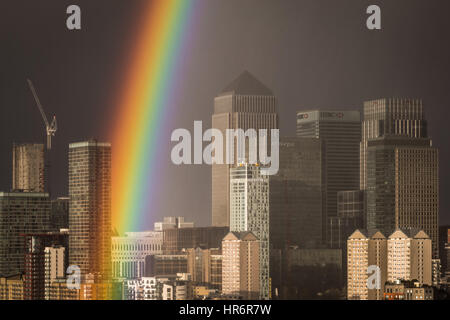 Londra, Regno Unito. Il 27 febbraio, 2017. Regno Unito Meteo: massiccia arcobaleno colorato rompe su Canary Wharf business park di edifici. Credito: Guy Corbishley/Alamy Live News Foto Stock