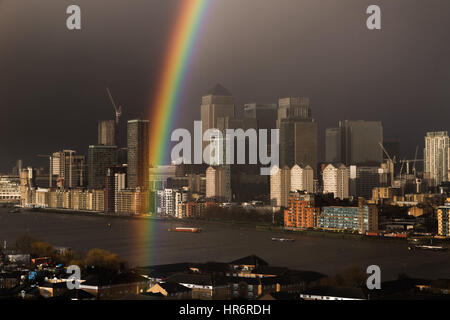 Londra, Regno Unito. Il 27 febbraio, 2017. Regno Unito Meteo: massiccia arcobaleno colorato rompe su Canary Wharf business park di edifici. Credito: Guy Corbishley/Alamy Live News Foto Stock