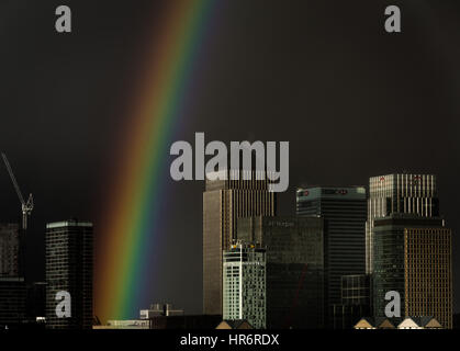 Londra, Regno Unito. Il 27 febbraio, 2017. Regno Unito Meteo: massiccia arcobaleno colorato rompe su Canary Wharf business park di edifici. Credito: Guy Corbishley/Alamy Live News Foto Stock