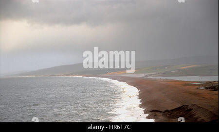 Portland, Dorset, Regno Unito. Il 27 febbraio, 2017. Meteo. Una improvvisa grandinata termina un gelido, giorno piovoso e lascia un cielo riempito con le nuvole colorate su Chesil Beach Credito: stuart fretwell/Alamy Live News Foto Stock