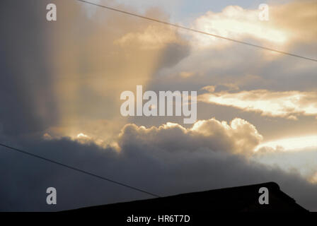 Portland, Dorset, Regno Unito. Il 27 febbraio, 2017. Meteo. Una improvvisa grandinata termina un gelido, giorno piovoso e lascia un cielo riempito con le nuvole colorate su Chesil Beach Credito: stuart fretwell/Alamy Live News Foto Stock