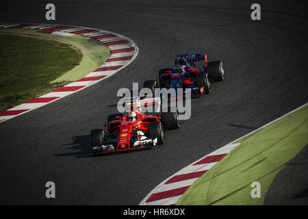 Barcellona, Spagna. Il 27 febbraio, 2017. CARLOS Sainz jr. della Red Bull Racing insegue la Ferrari di Sebastian VETTEL attraverso un angolo durante il giorno 1 di un test di Formula Uno sul Circuito de Catalunya. Credito: Matthias Oesterle/ZUMA filo/Alamy Live News Foto Stock