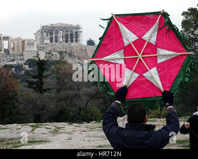 (170228)-- ATENE, febbraio 28, 2017 (Xinhua) -- un uomo si prepara a volare un aquilone su una collina di fronte alla collina dell'Acropoli di Atene, in Grecia, il 27 febbraio 2017. Greco-ortodossi di lunedì ha celebrato la fine delle feste di carnevale e l'inizio della Quaresima. (Xinhua/Marios Lolos) (zxj) Foto Stock