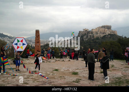 (170228)-- ATENE, febbraio 28, 2017 (Xinhua) -- Greci volare Kites su una collina di fronte alla collina dell'Acropoli di Atene, in Grecia, il 27 febbraio 2017. Greco-ortodossi di lunedì ha celebrato la fine delle feste di carnevale e l'inizio della Quaresima. (Xinhua/Marios Lolos) (zxj) Foto Stock