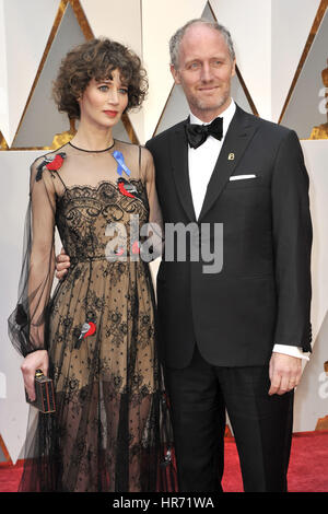 Hollywood, California. 26 Febbraio, 2017. Miranda Luglio e Mike Mills frequentare l'ottantanovesimo annuale di Academy Awards di Hollywood & Highland Center il 26 febbraio 2017 in Hollywood, la California. | Verwendung weltweit/picture alliance Credit: dpa/Alamy Live News Foto Stock