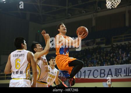 Cina. 28 Feb, 2017. Jimmer Fredette CBA in gioco. Secondo la conferenza stampa che si è svolta a Shanghai, Jimmer Fredette è eletto come MVP del CBA stranieri i giocatori.Jimmer Fredette è un americano di giocatore di pallacanestro professionale per gli squali di Shanghai di cinese di pallacanestro Credito: SIPA Asia/ZUMA filo/Alamy Live News Foto Stock