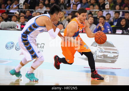 Cina. 28 Feb, 2017. Jimmer Fredette CBA in gioco. Secondo la conferenza stampa che si è svolta a Shanghai, Jimmer Fredette è eletto come MVP del CBA stranieri i giocatori.Jimmer Fredette è un americano di giocatore di pallacanestro professionale per gli squali di Shanghai di cinese di pallacanestro Credito: SIPA Asia/ZUMA filo/Alamy Live News Foto Stock