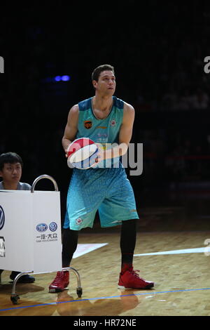 Cina. 28 Feb, 2017. Jimmer Fredette CBA in gioco. Secondo la conferenza stampa che si è svolta a Shanghai, Jimmer Fredette è eletto come MVP del CBA stranieri i giocatori.Jimmer Fredette è un americano di giocatore di pallacanestro professionale per gli squali di Shanghai di cinese di pallacanestro Credito: SIPA Asia/ZUMA filo/Alamy Live News Foto Stock