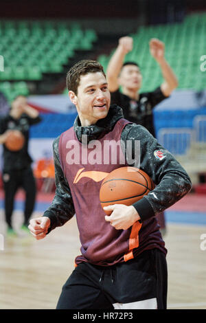 Cina. 28 Feb, 2017. Jimmer Fredette CBA in gioco. Secondo la conferenza stampa che si è svolta a Shanghai, Jimmer Fredette è eletto come MVP del CBA stranieri i giocatori.Jimmer Fredette è un americano di giocatore di pallacanestro professionale per gli squali di Shanghai di cinese di pallacanestro Credito: SIPA Asia/ZUMA filo/Alamy Live News Foto Stock