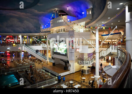 Food hall all'interno della sala grande Orient, Intu Trafford Centre t al centro commerciale per lo shopping center complex Dunplington, Manchester, Inghilterra, Regno Unito. Foto Stock
