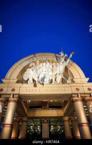 Esterno il grand ingresso per Intu Great Hall Orient, Trafford Centre al centro commerciale per lo shopping center complex Dunplington, Manchester, Inghilterra, Regno Unito. Foto Stock