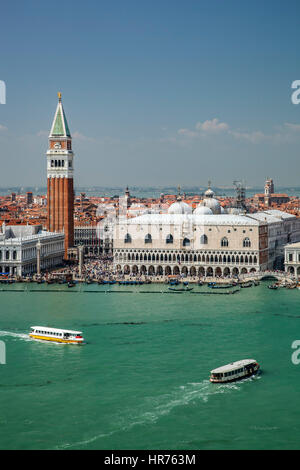 Campanile di San Marco, Palazzo Ducale e vaporetti sulla Basilica di San Marco Canal, Venezia, Italia Foto Stock