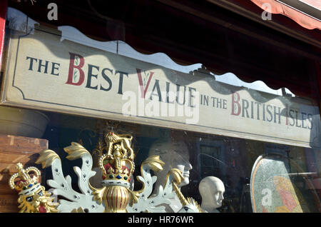 "Il miglior valore nelle isole Britanniche' firmare in un negozio di antiquariato finestra Foto Stock