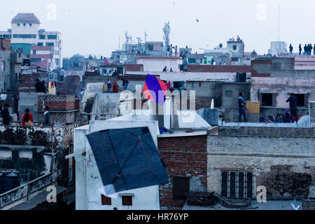 Jaipur, India - 14 Gennaio 2017 : volare aquiloni contro i tetti in Rajasthan durante il festival di Makar Sankranti Foto Stock