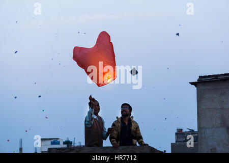 Jaipur, India - 14 Gennaio 2017 : eccitato padre e figlio rilasciare una lanterna di carta in aria durante il festival di Makar Sankranti in Rajasthan Foto Stock