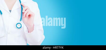 Pulizia medica sfondo blu con medico donna. Sul lato destro dello spazio di copia. Foto Stock