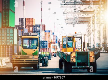 Carrello trattori in spedizioni Cargo Hub. I contenitori di spedizione distribuzione. Logistica e Spedizioni. Foto Stock