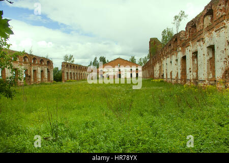 Le maestose rovine del maneggio e sede degli ussari del XIX secolo 2 Foto Stock